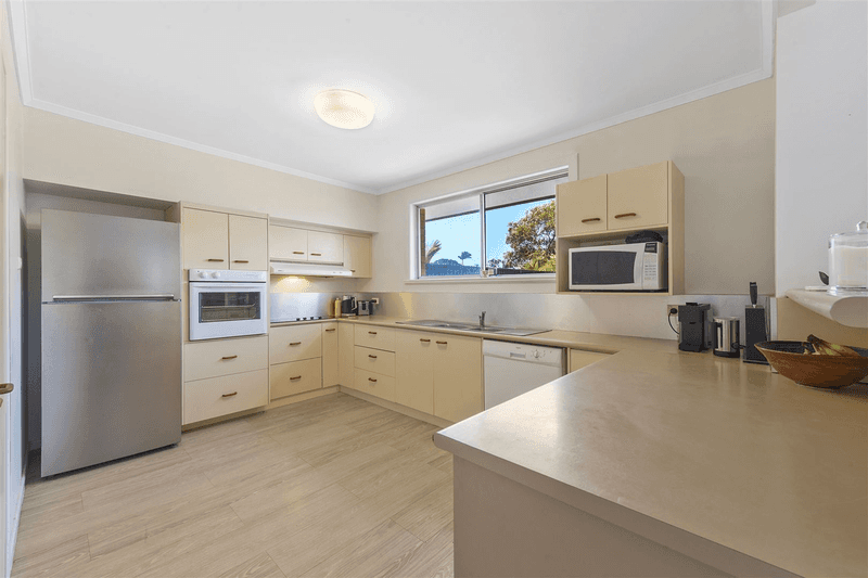 20 Vaggelas Crescent, Biggera Waters, QLD 4216