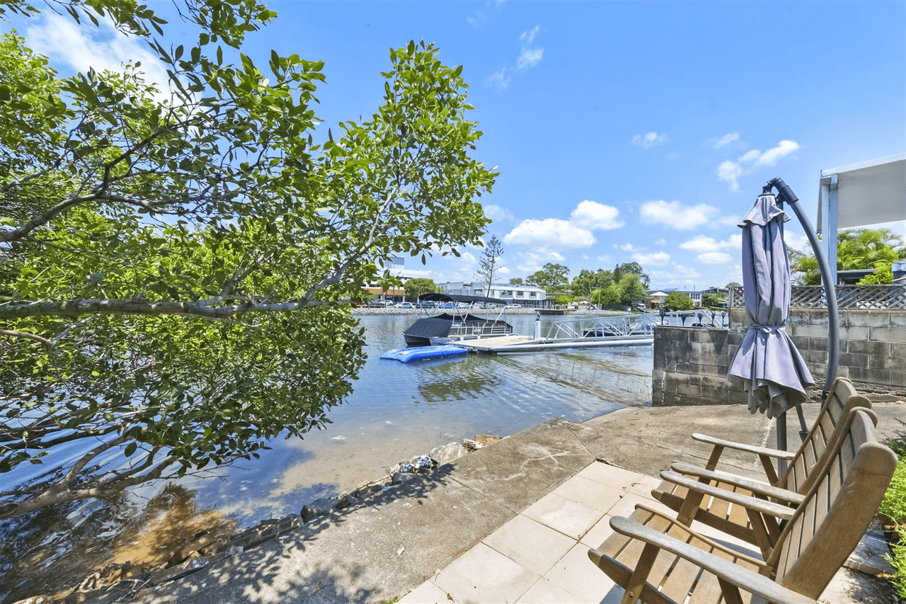 20 Vaggelas Crescent, Biggera Waters, QLD 4216