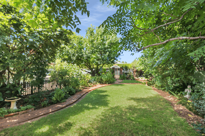 108 Coleman Street, Turvey Park, NSW 2650