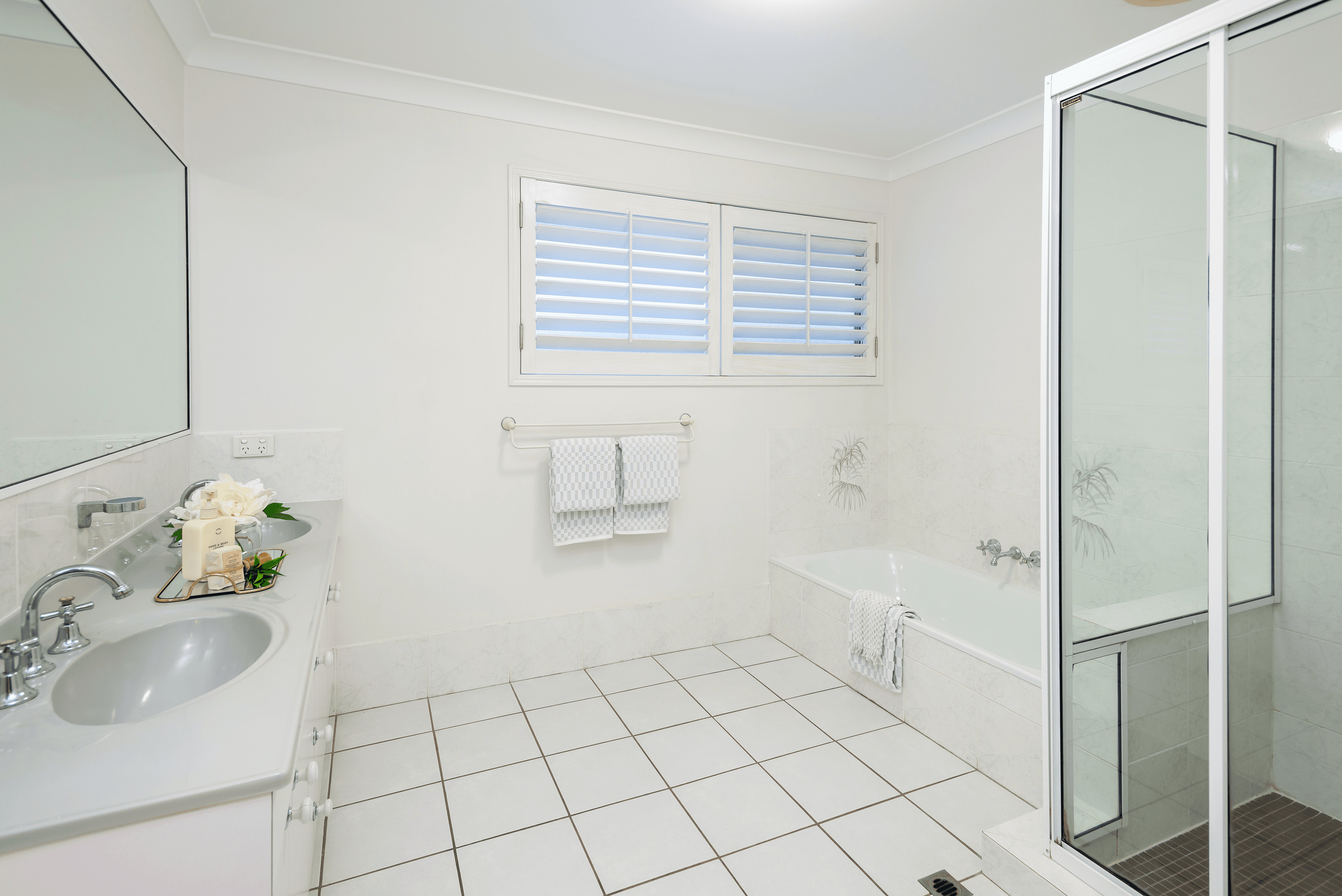 13 Tradewinds Avenue, PARADISE POINT, QLD 4216