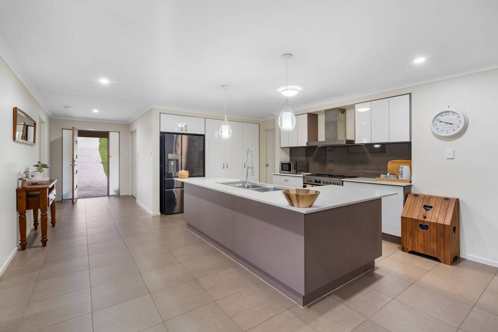 10 Merlot Place, PINE MOUNTAIN, QLD 4306