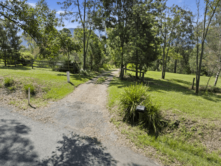 136 Pinnacle Road, PUMPENBIL, NSW 2484