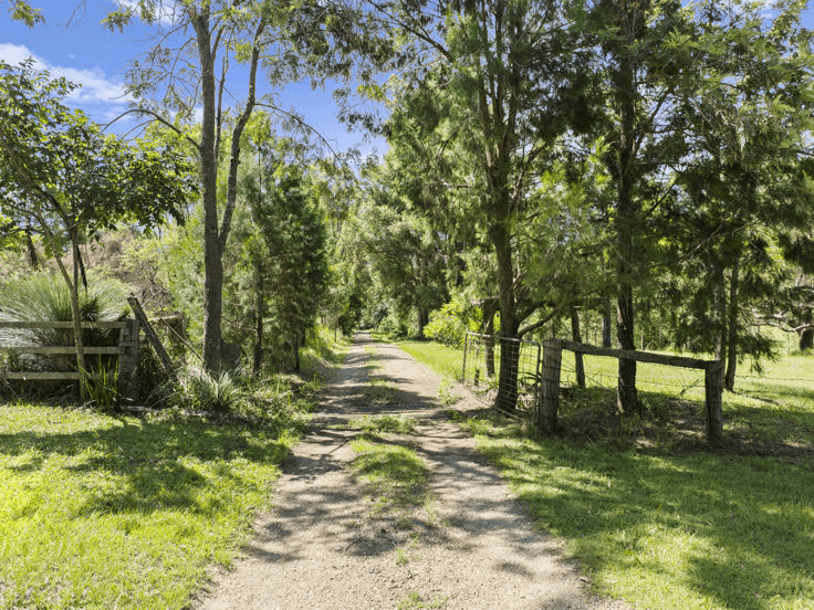 136 Pinnacle Road, PUMPENBIL, NSW 2484