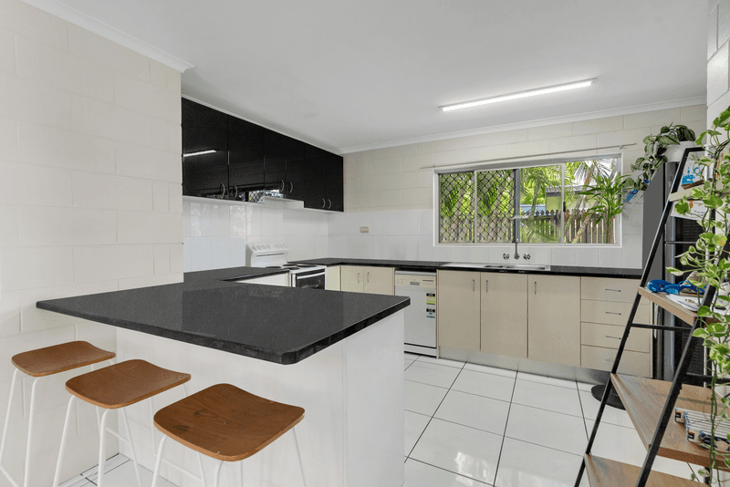 37 Tamarind Street, Holloways Beach, QLD 4878