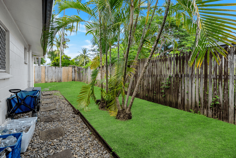 37 Tamarind Street, Holloways Beach, QLD 4878