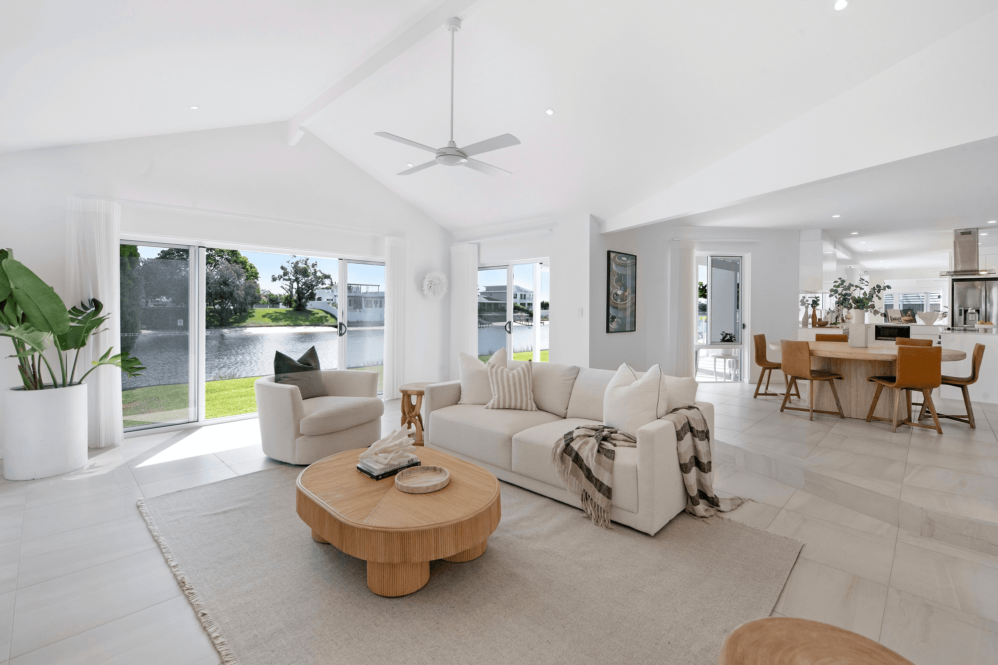 3 Canberra Court, MERMAID WATERS, QLD 4218