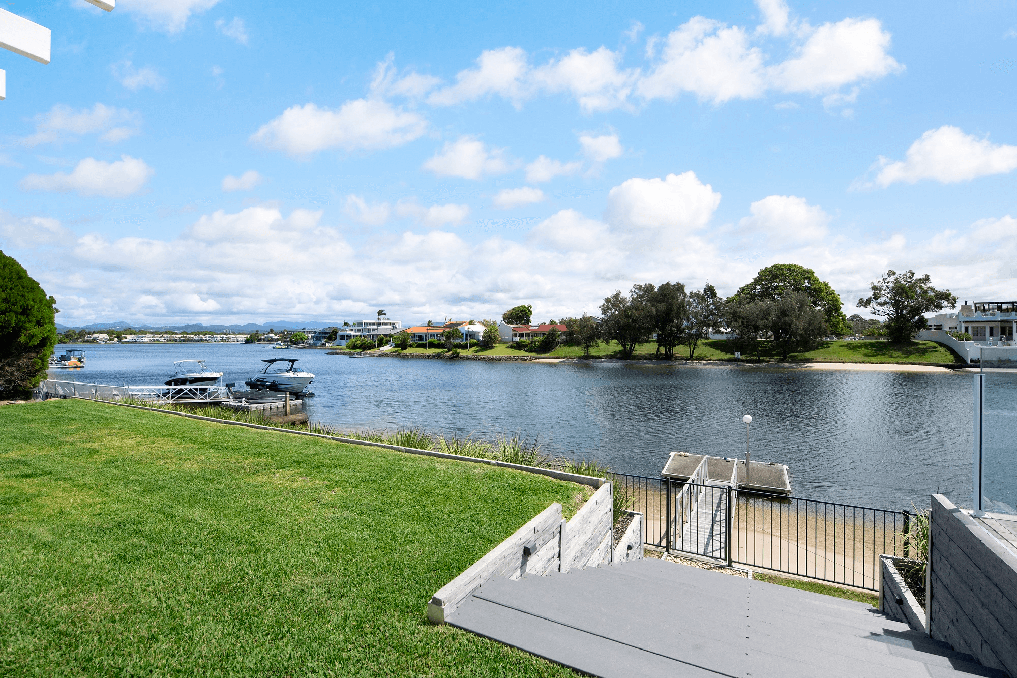 3 Canberra Court, MERMAID WATERS, QLD 4218