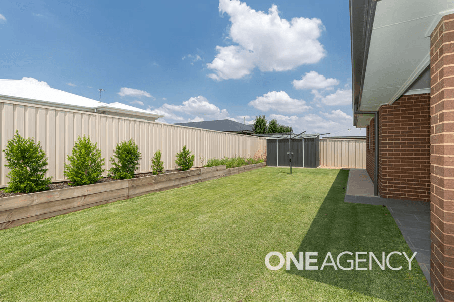 33 PARADISE DRIVE, GOBBAGOMBALIN, NSW 2650