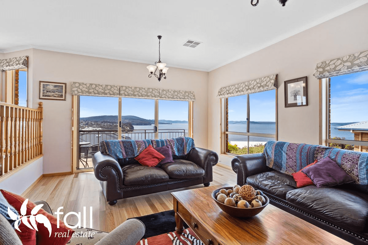 16 Tahune Crescent, BLACKMANS BAY, TAS 7052