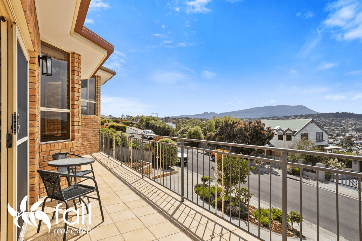 16 Tahune Crescent, BLACKMANS BAY, TAS 7052