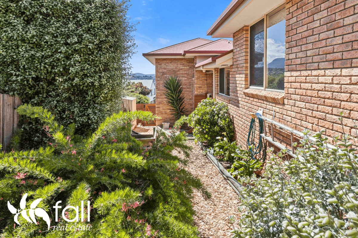 16 Tahune Crescent, BLACKMANS BAY, TAS 7052