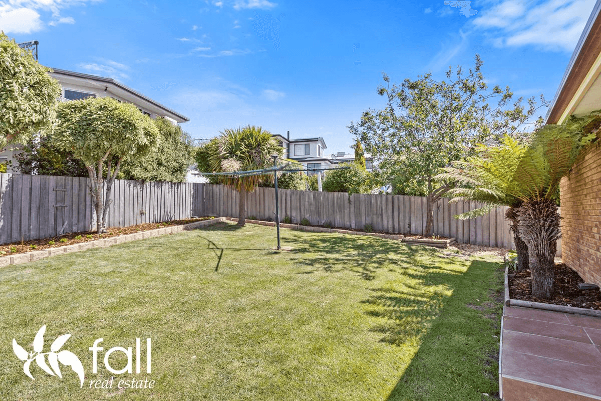 16 Tahune Crescent, BLACKMANS BAY, TAS 7052