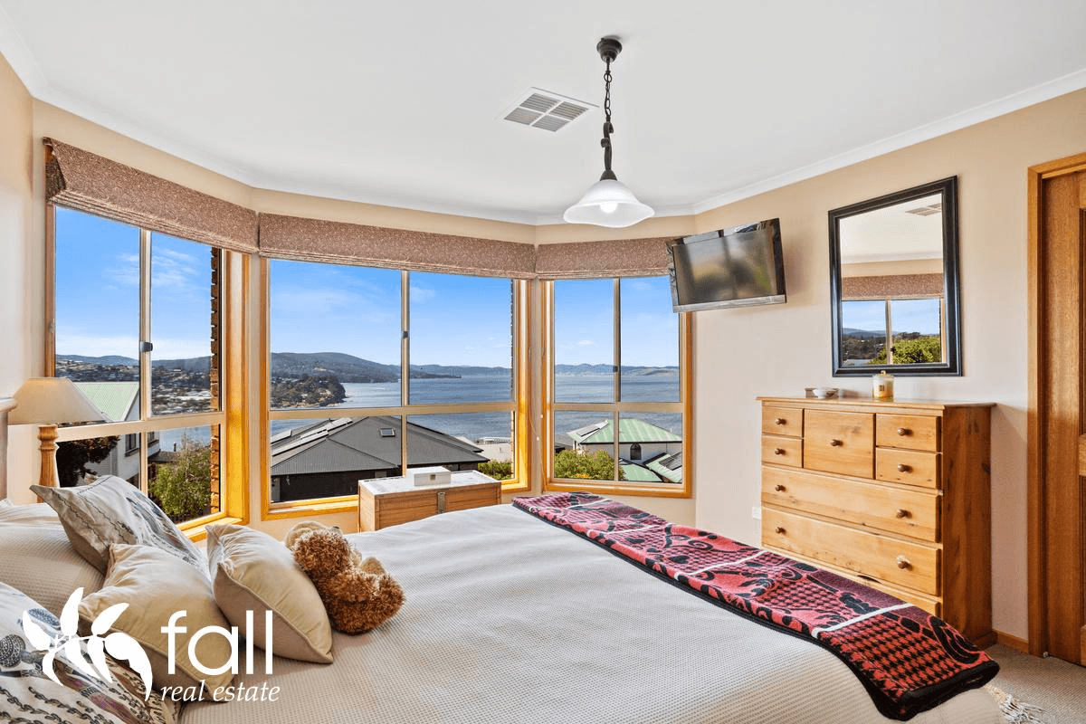 16 Tahune Crescent, BLACKMANS BAY, TAS 7052