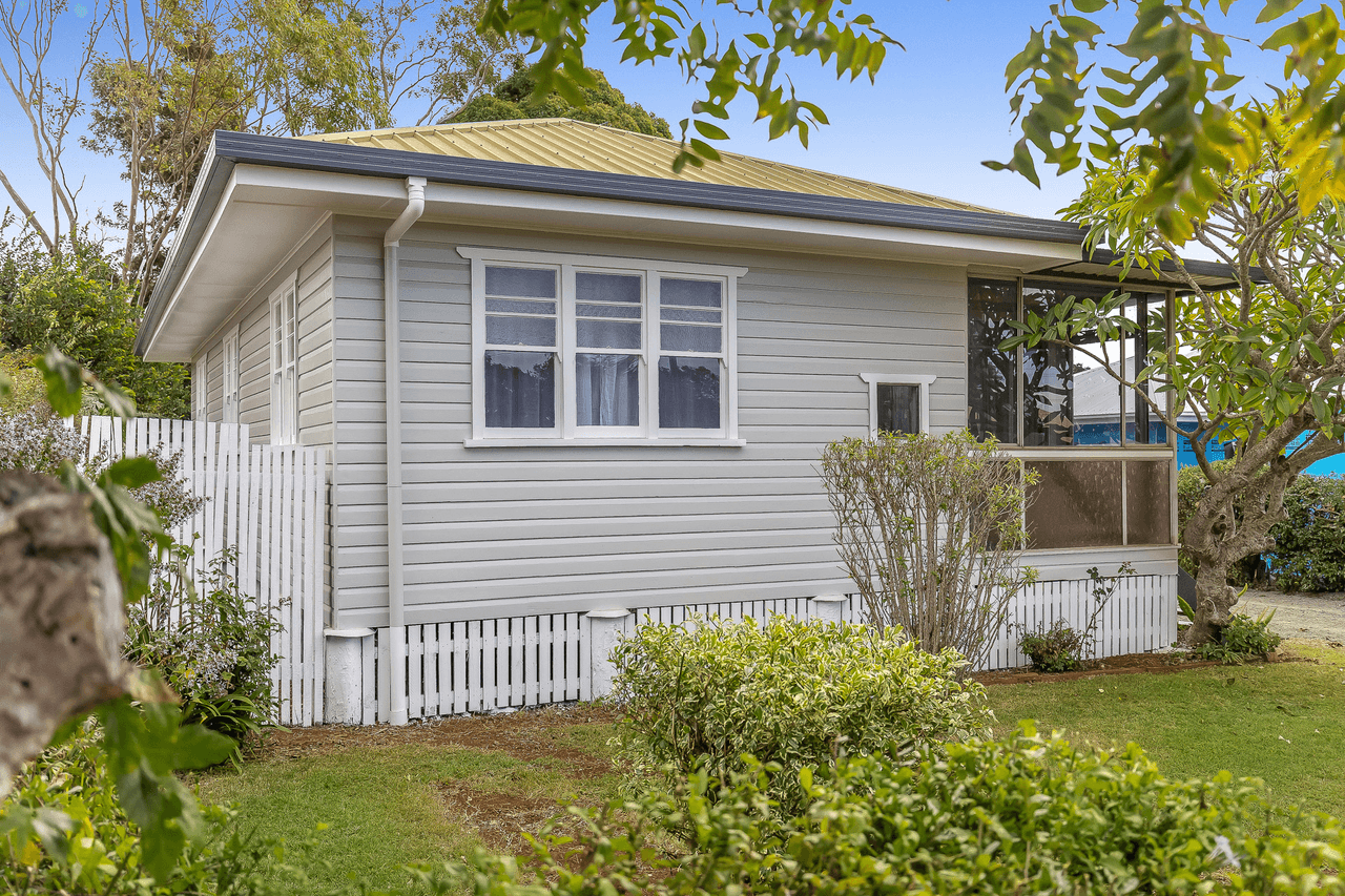 17 Fourth Avenue, HARRISTOWN, QLD 4350