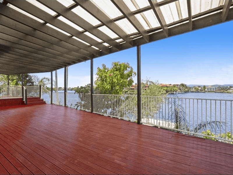 32 Montevideo Drive, CLEAR ISLAND WATERS, QLD 4226