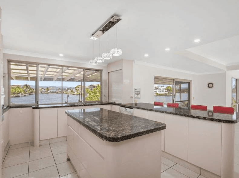 32 Montevideo Drive, CLEAR ISLAND WATERS, QLD 4226