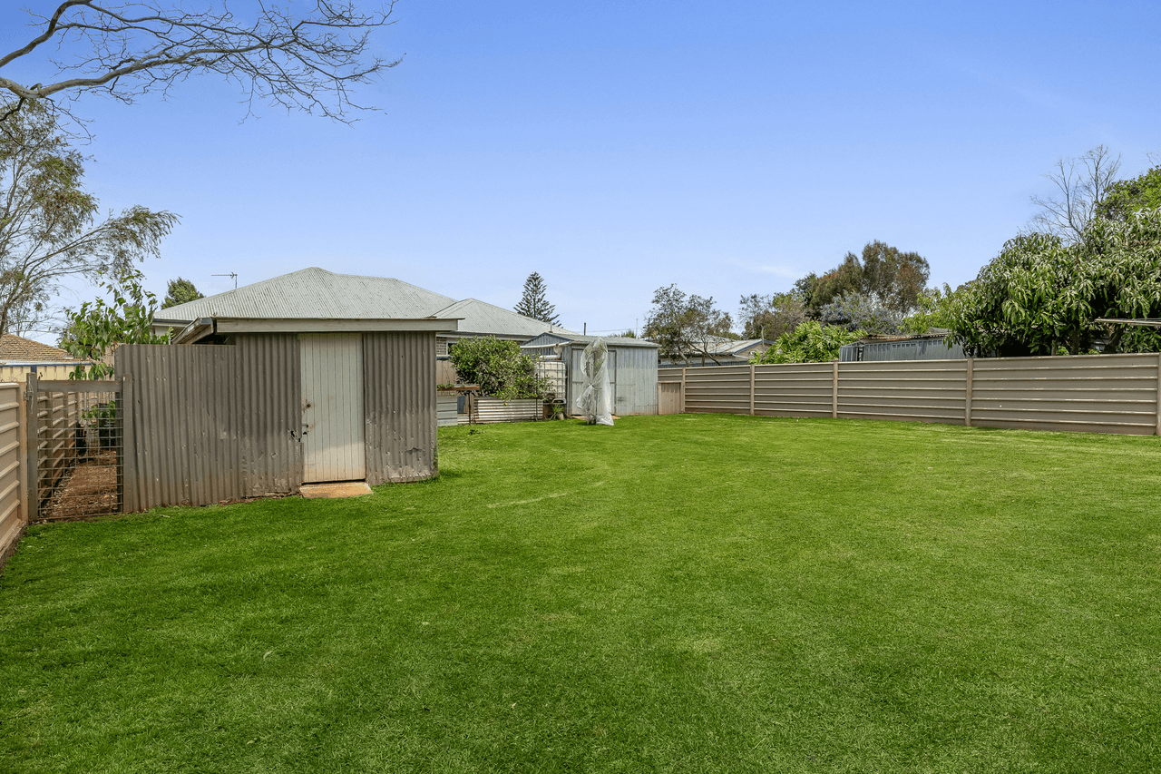 2 Fourth Avenue, HARRISTOWN, QLD 4350