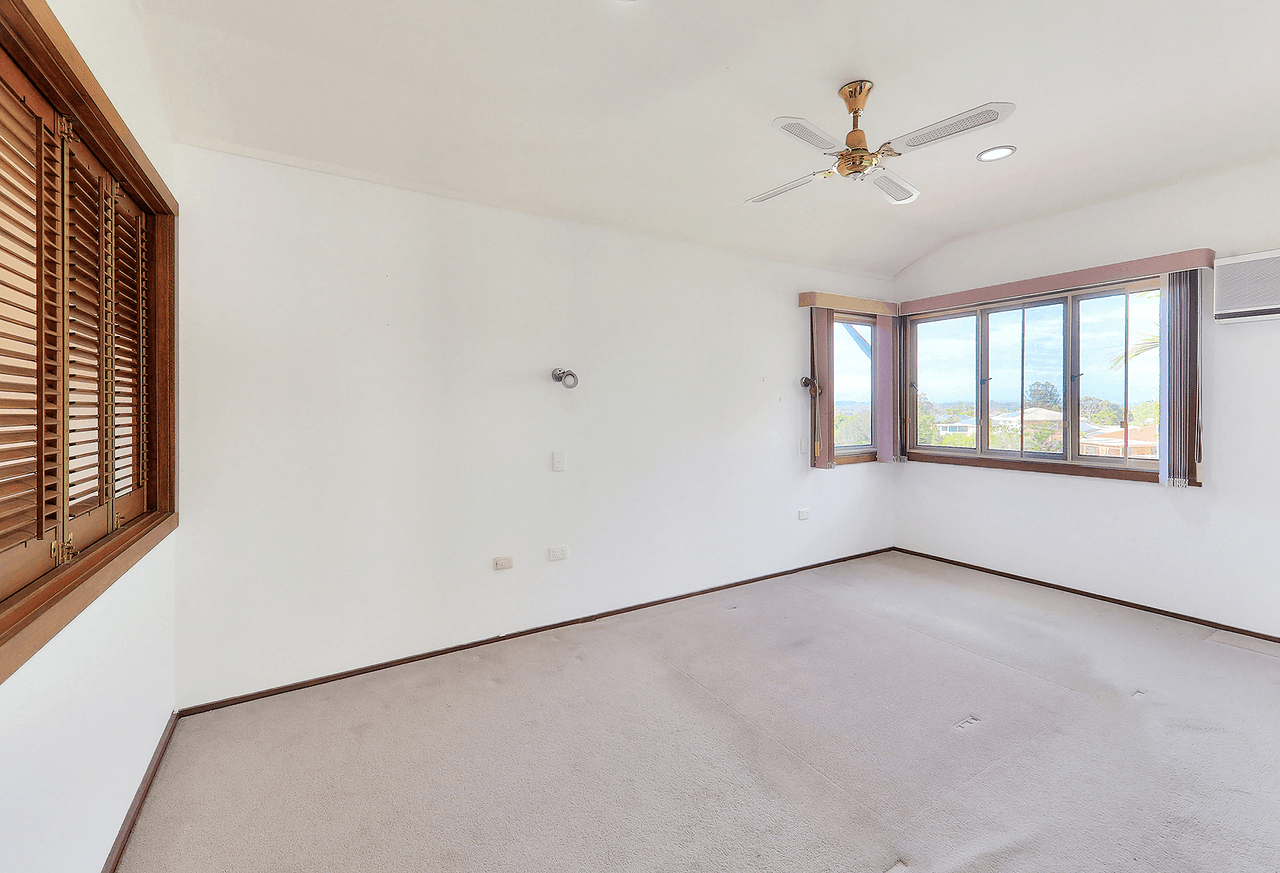 24 Saint Clair Crescent, WISHART, QLD 4122