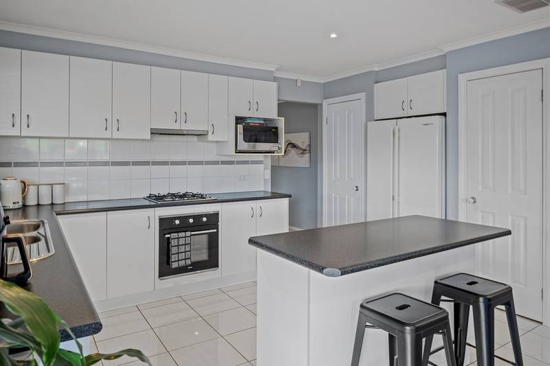 4 Wetherby Place, Melton West, VIC 3337