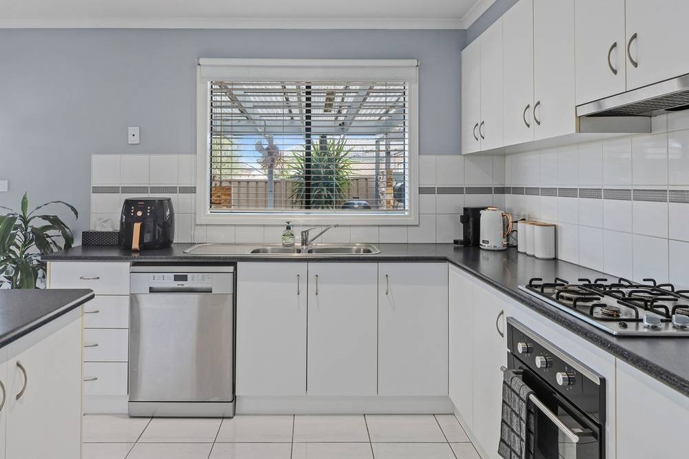 4 Wetherby Place, Melton West, VIC 3337