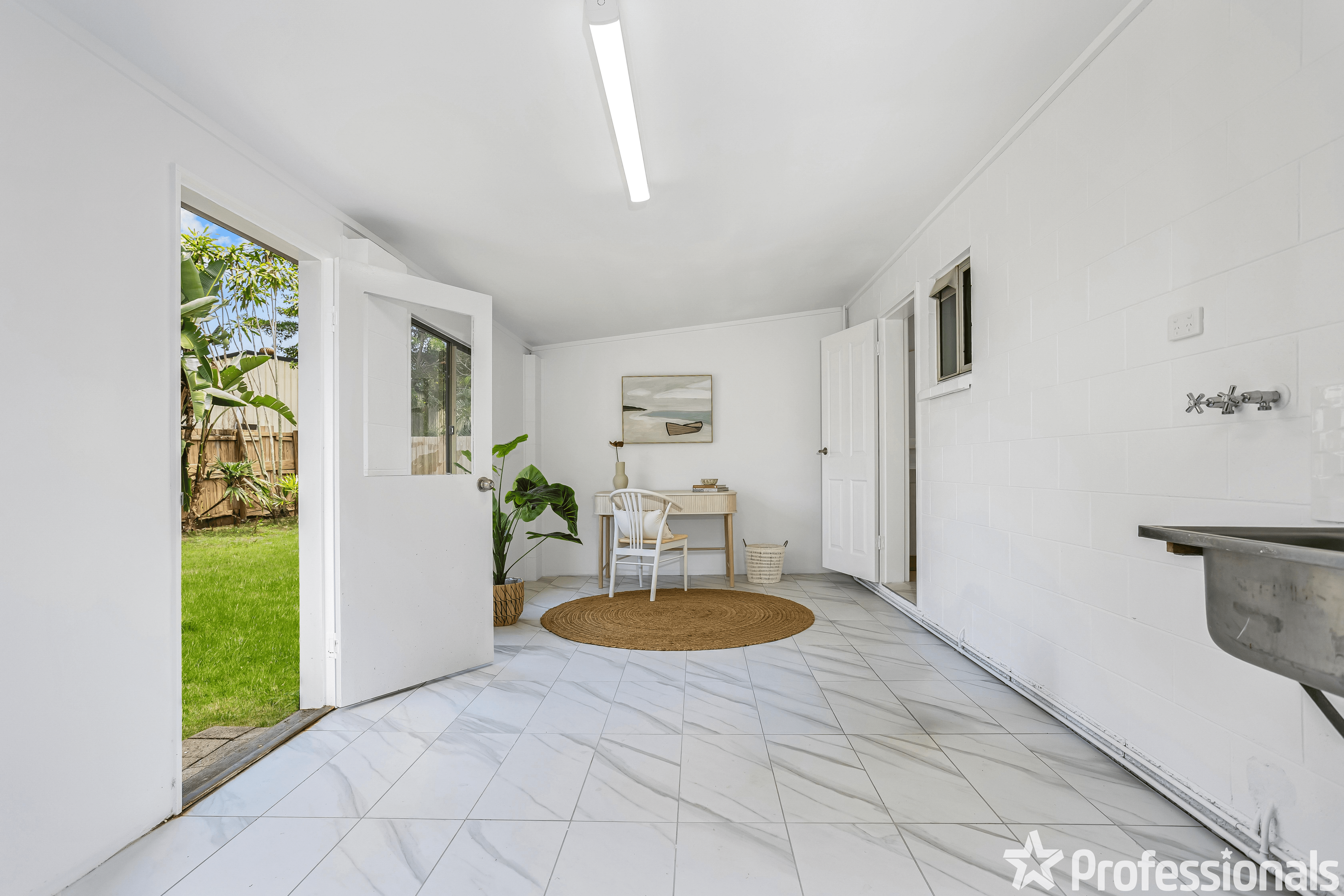 10 Banksia Close, HOLLOWAYS BEACH, QLD 4878