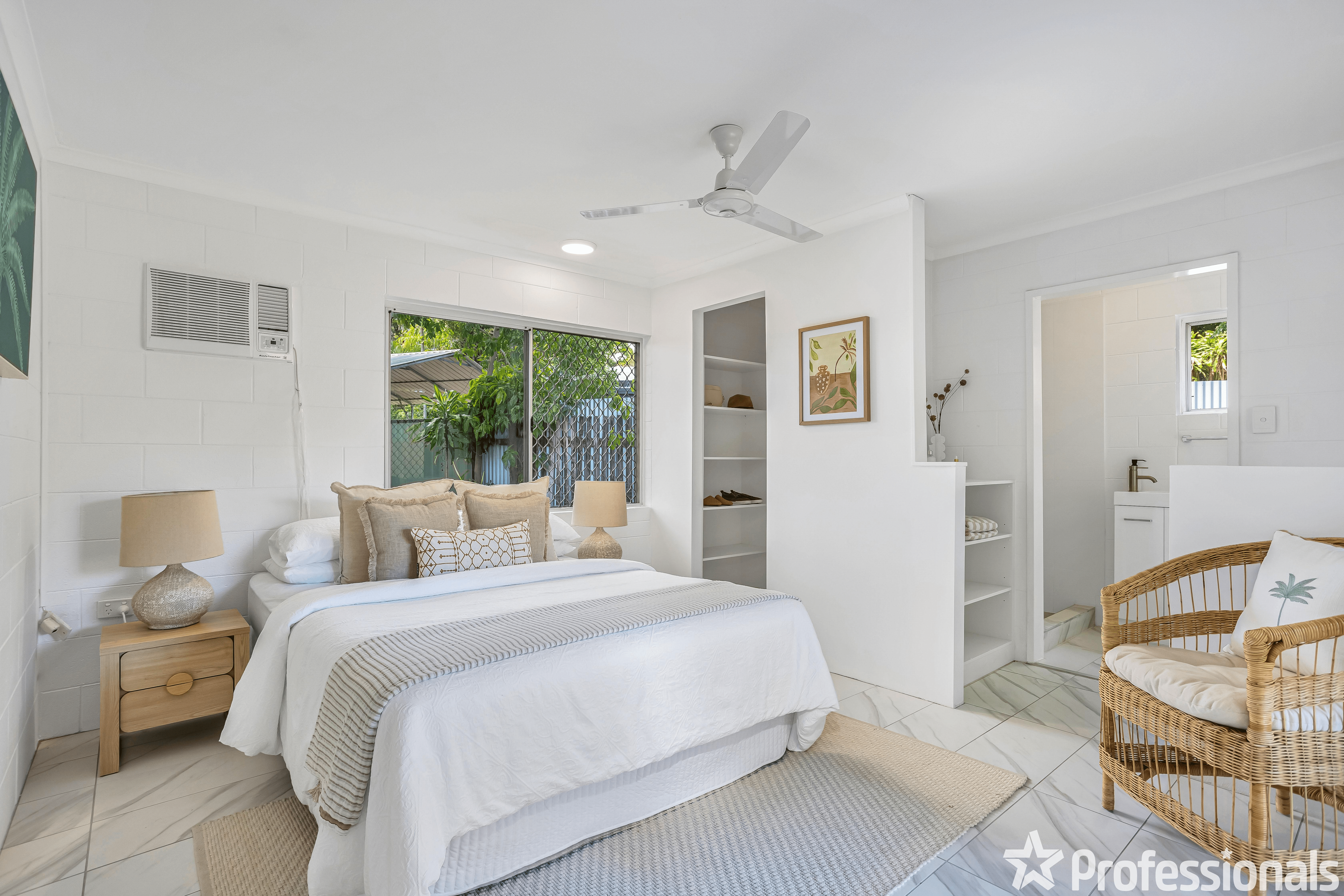 10 Banksia Close, HOLLOWAYS BEACH, QLD 4878