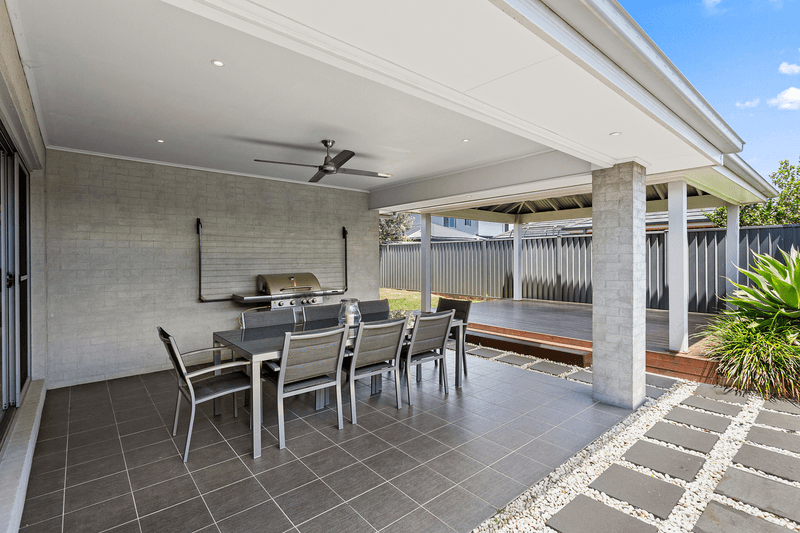 4 Bayview Ave, HAYWARDS BAY, NSW 2530