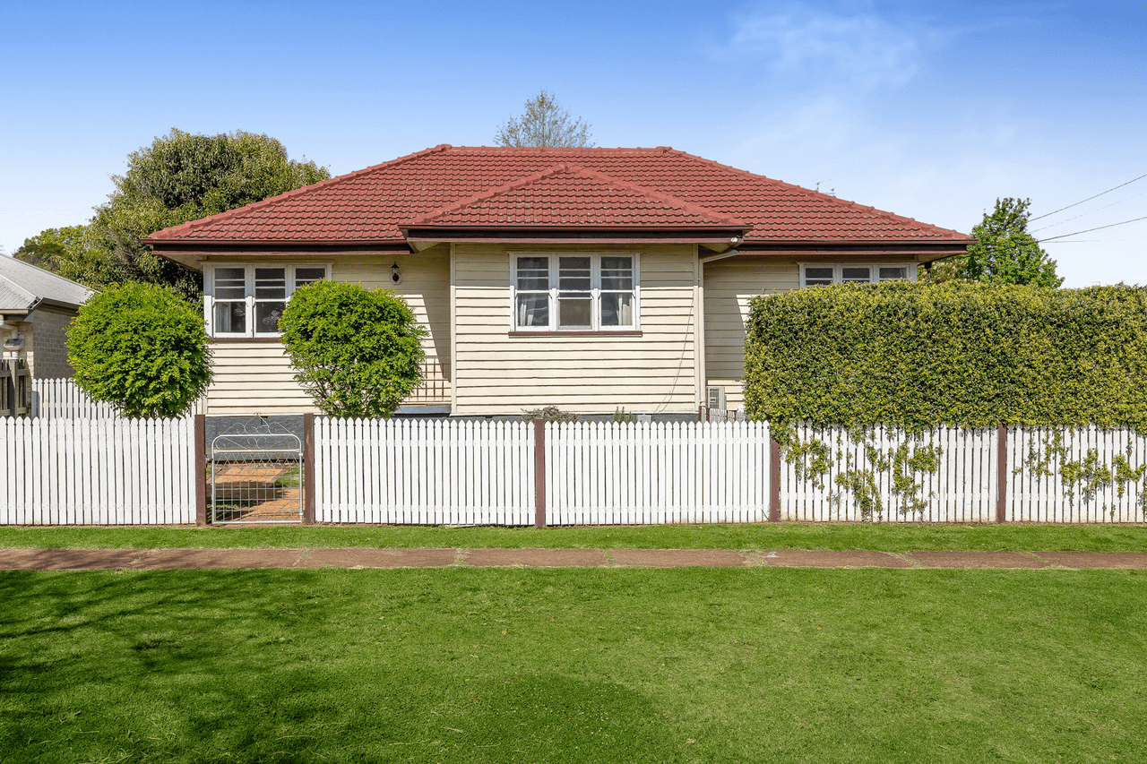 54 Llewellyn Street, CENTENARY HEIGHTS, QLD 4350