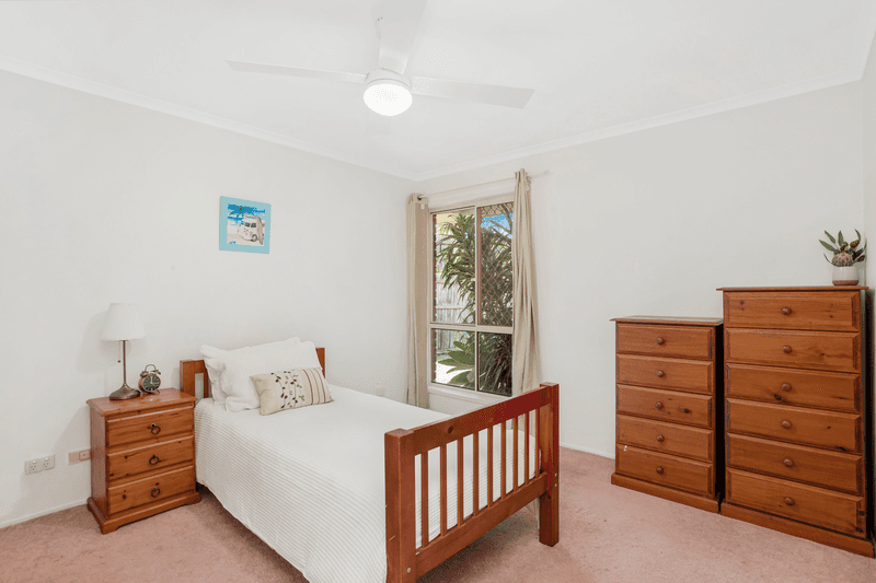 2/5 Carstens Court, CURRUMBIN WATERS, QLD 4223
