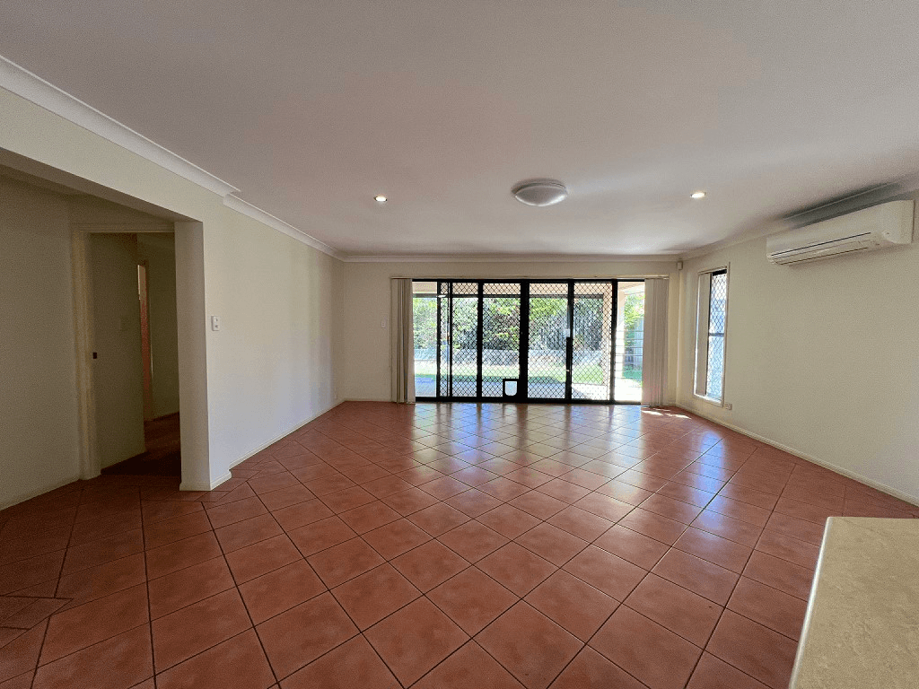 4 Paton Cres, Forest Lake, QLD 4078