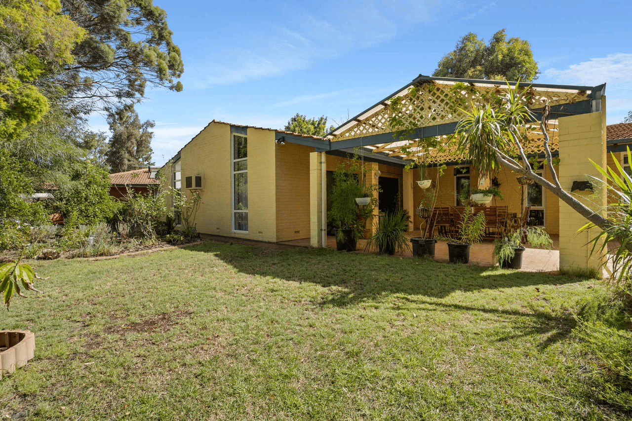 6 Lachlan Road, Thornlie, WA 6108