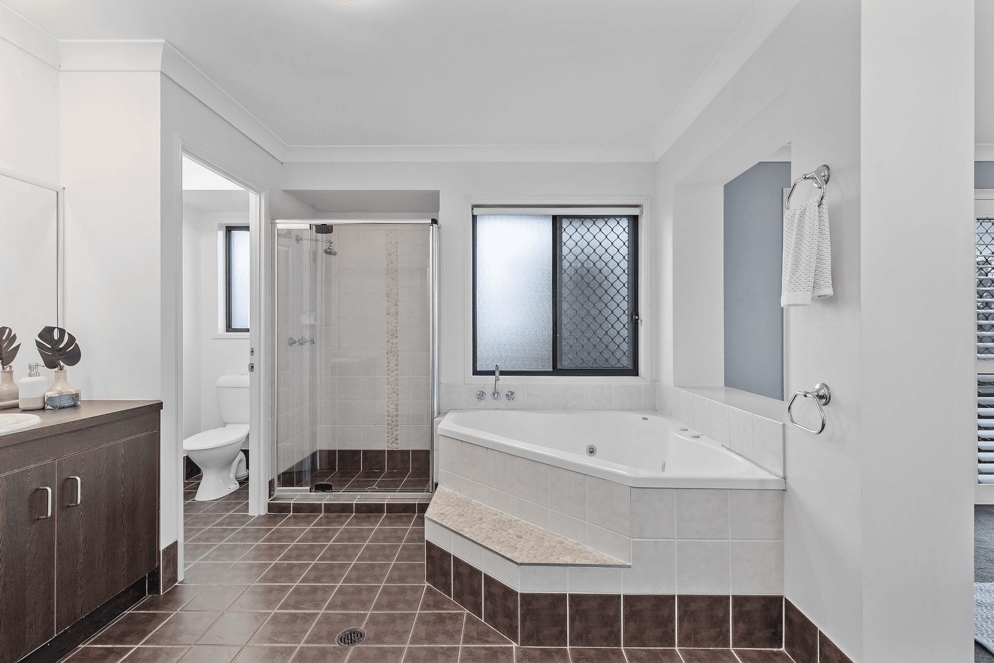 3 Valencia Court, EATONS HILL, QLD 4037