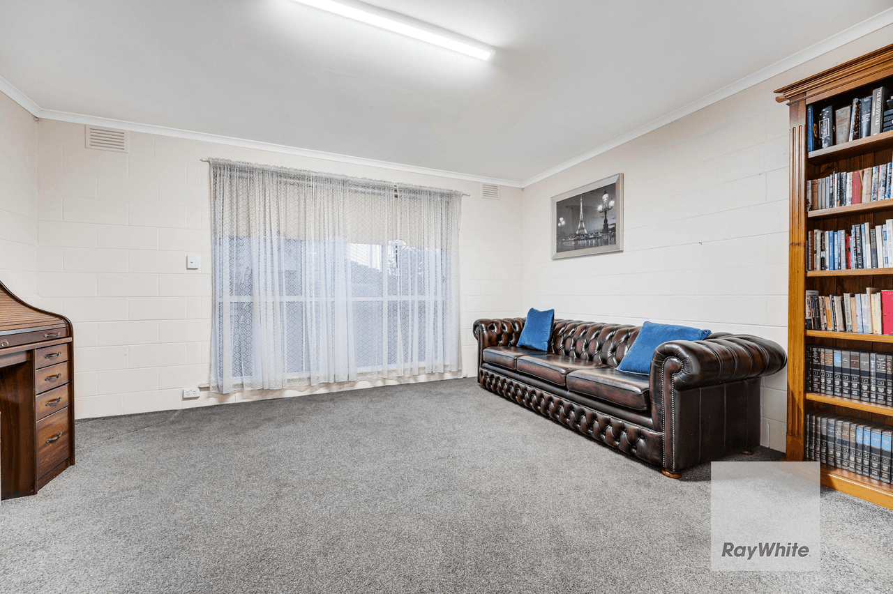 42 Clarke Drive, GLADSTONE PARK, VIC 3043