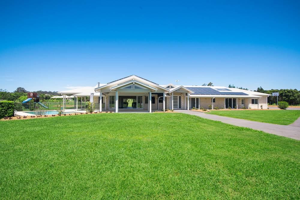 8 Sovereign Way, SAMFORD VALLEY, QLD 4520