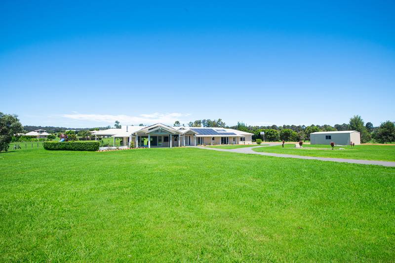 8 Sovereign Way, SAMFORD VALLEY, QLD 4520