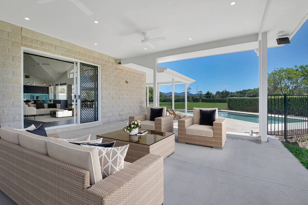 8 Sovereign Way, SAMFORD VALLEY, QLD 4520