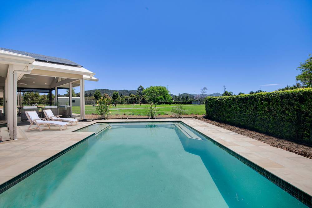 8 Sovereign Way, SAMFORD VALLEY, QLD 4520