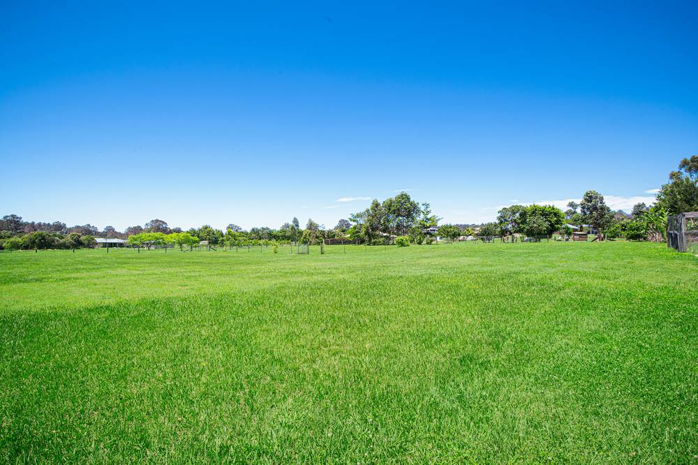 8 Sovereign Way, SAMFORD VALLEY, QLD 4520