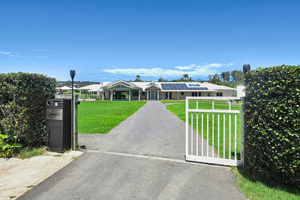 8 Sovereign Way, SAMFORD VALLEY, QLD 4520