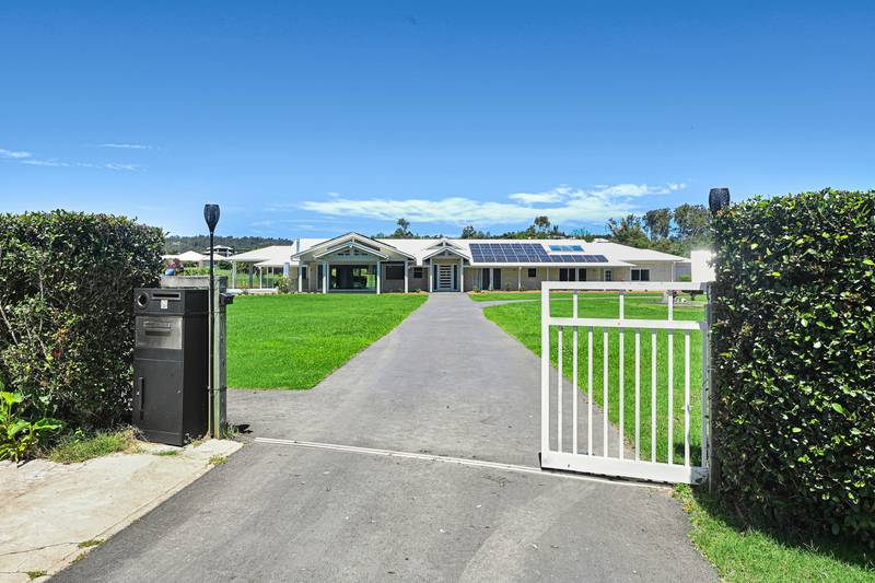 8 Sovereign Way, SAMFORD VALLEY, QLD 4520