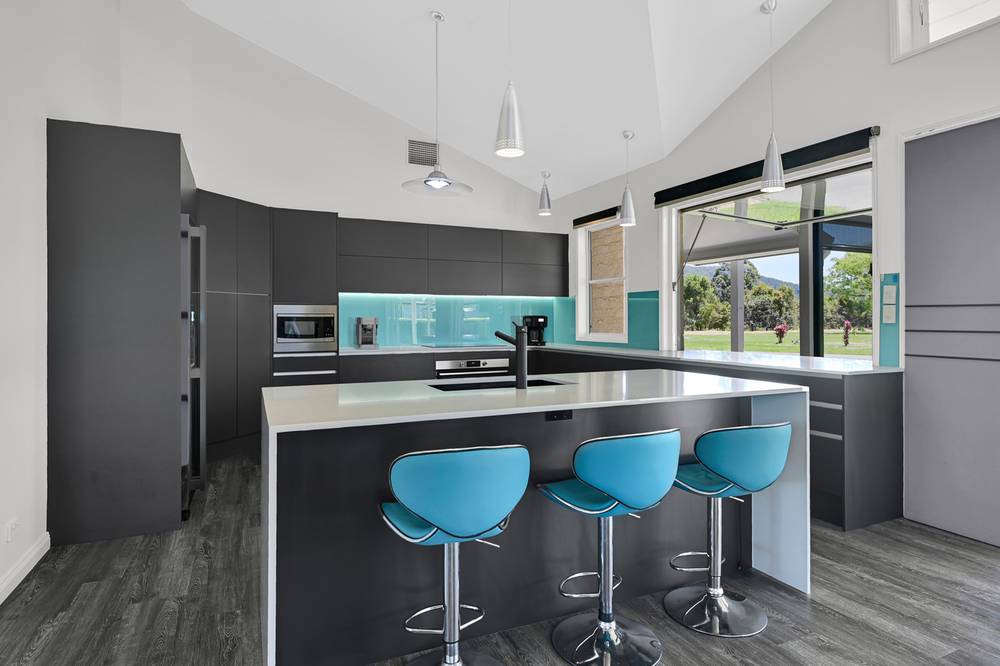 8 Sovereign Way, SAMFORD VALLEY, QLD 4520