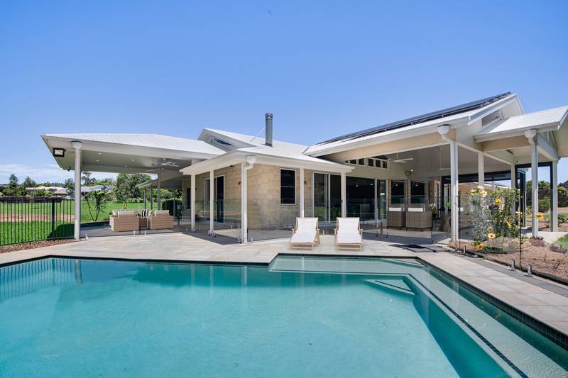 8 Sovereign Way, SAMFORD VALLEY, QLD 4520