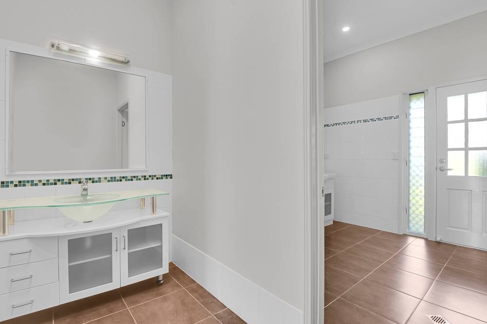 8 Sovereign Way, SAMFORD VALLEY, QLD 4520