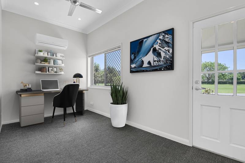 8 Sovereign Way, SAMFORD VALLEY, QLD 4520