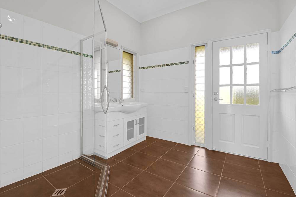 8 Sovereign Way, SAMFORD VALLEY, QLD 4520