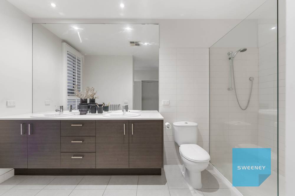 4 Kensington Street, CAROLINE SPRINGS, VIC 3023