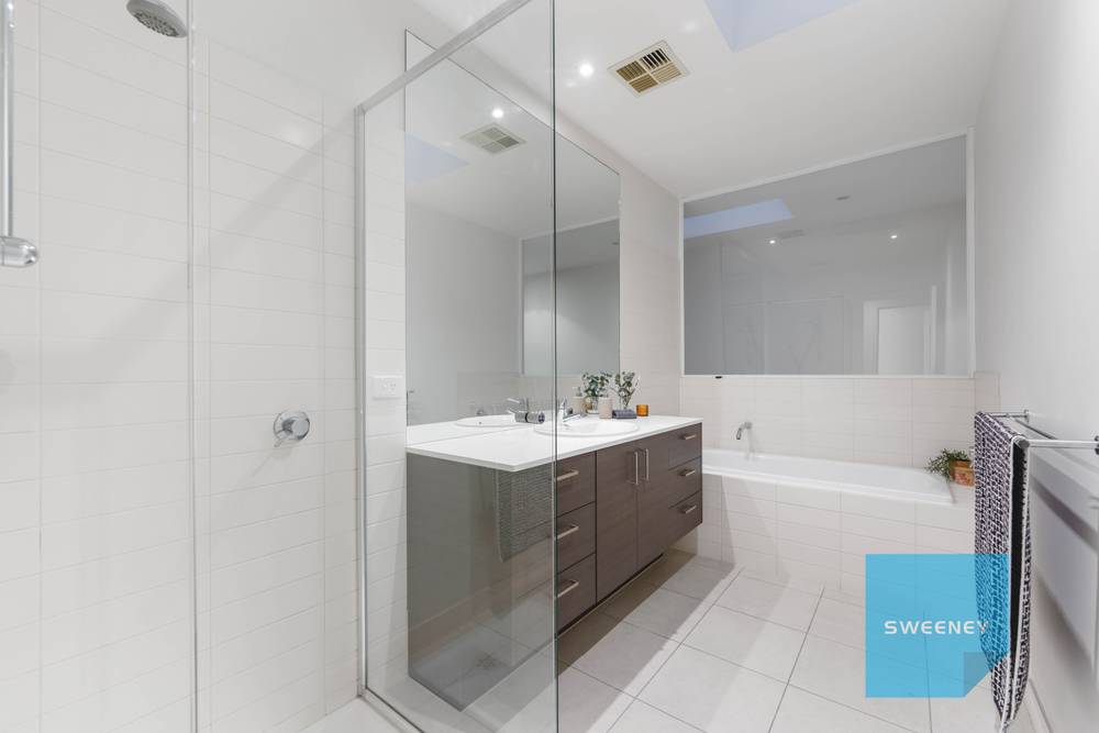 4 Kensington Street, CAROLINE SPRINGS, VIC 3023