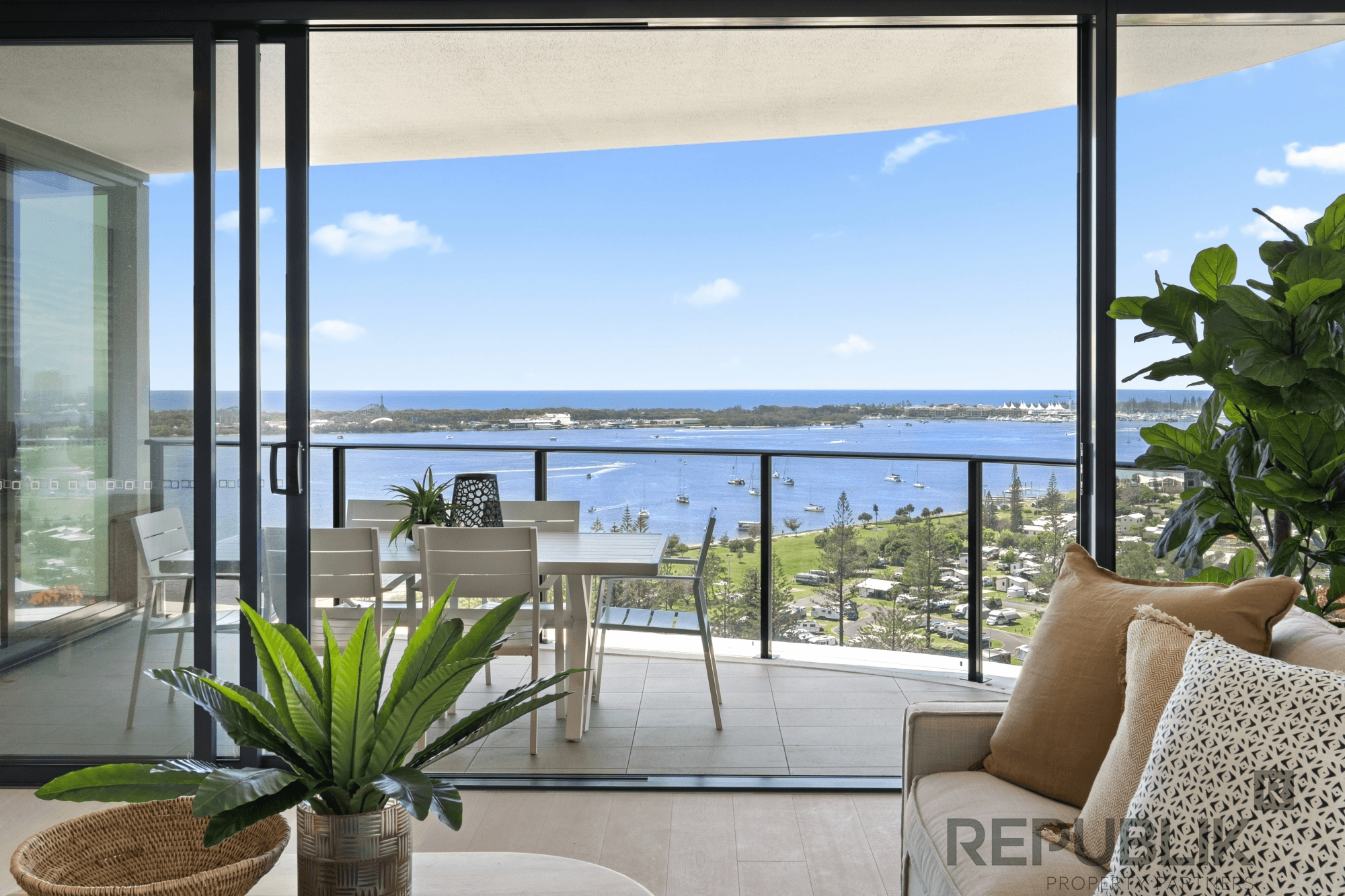 1807/180 Marine Parade, LABRADOR, QLD 4215