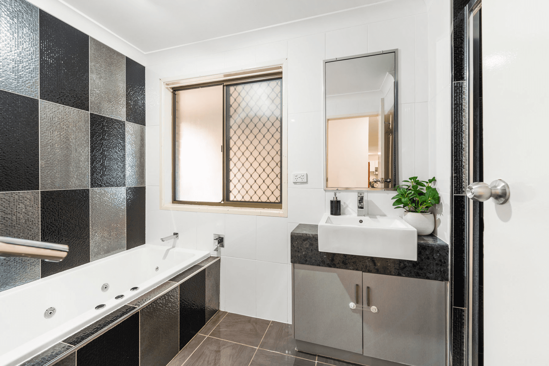 68 Railway Street, HELIDON, QLD 4344