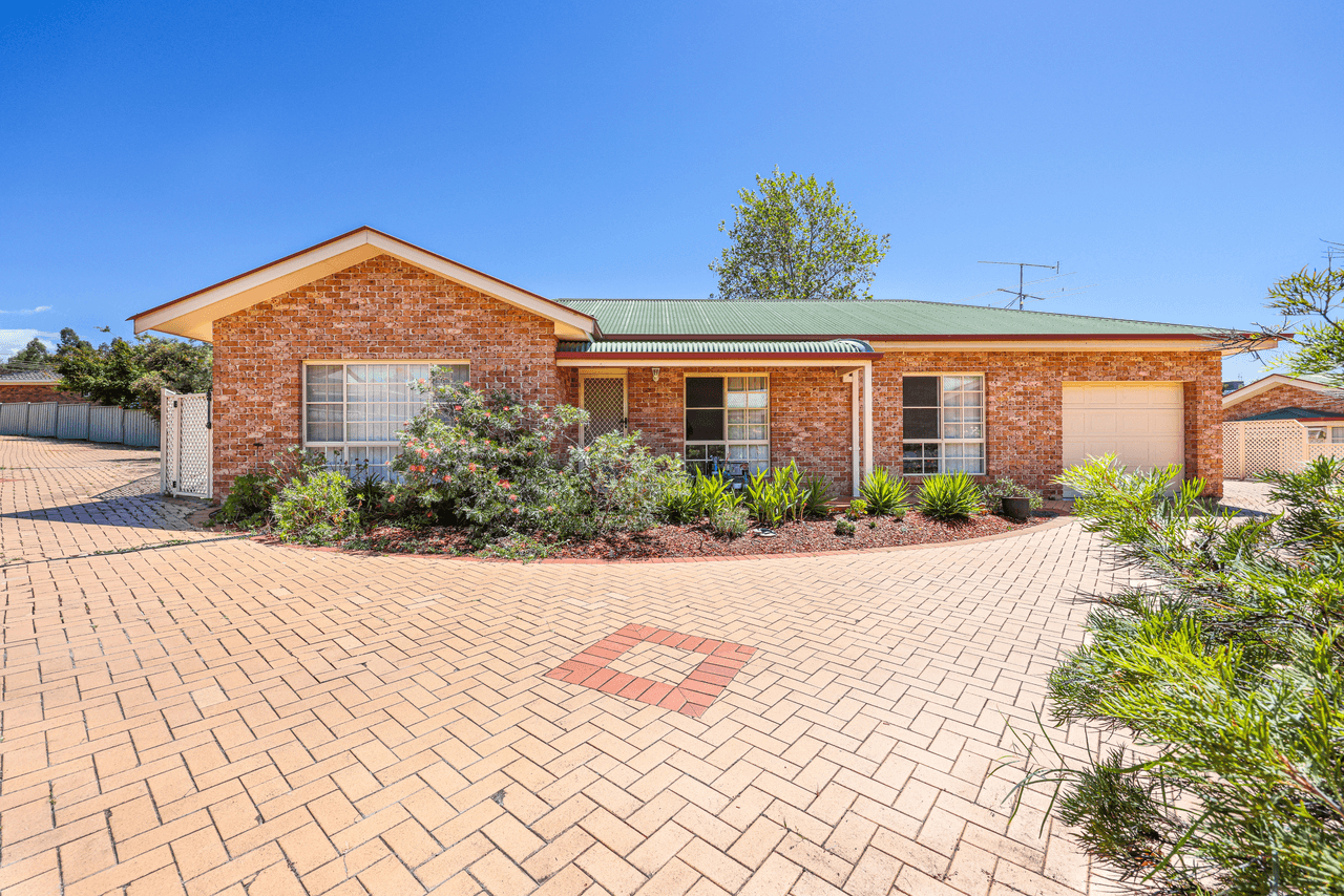 1/4 McDonald Crescent, TAMWORTH, NSW 2340